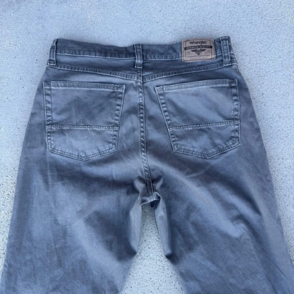Wrangler 30x32 Straight Fit Men's‎ Gray Casual Jeans